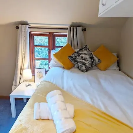 3-bed, Sleeps 7, 1 Bath, Parking, Wifi Holiday home *