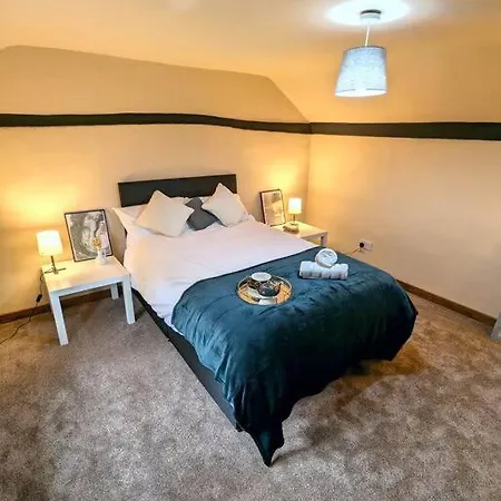 3-bed, Sleeps 7, 1 Bath, Parking, Wifi Holiday home Shalford (Essex)