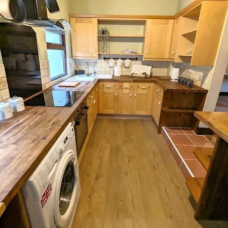 Holiday home 3-bed, Sleeps 7, 1 Bath, Parking, Wifi *