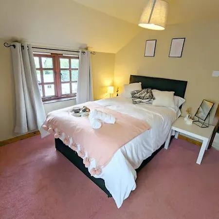 Holiday home 3-bed, Sleeps 7, 1 Bath, Parking, Wifi Shalford (Essex)