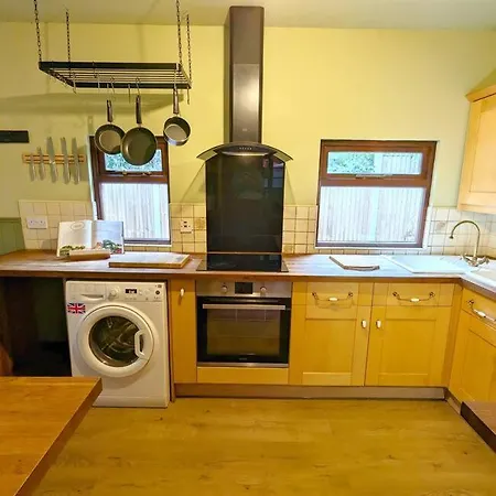 3-bed, Sleeps 7, 1 Bath, Parking, Wifi