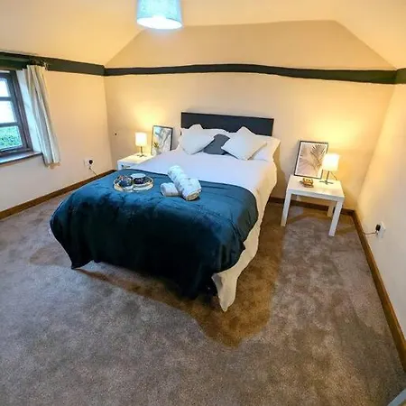 Holiday home 3-bed, Sleeps 7, 1 Bath, Parking, Wifi