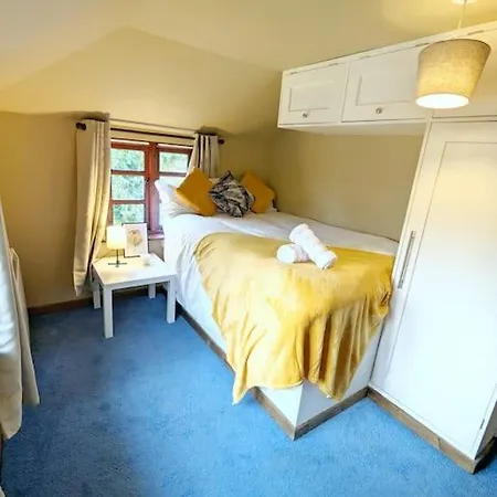 3-bed, Sleeps 7, 1 Bath, Parking, Wifi