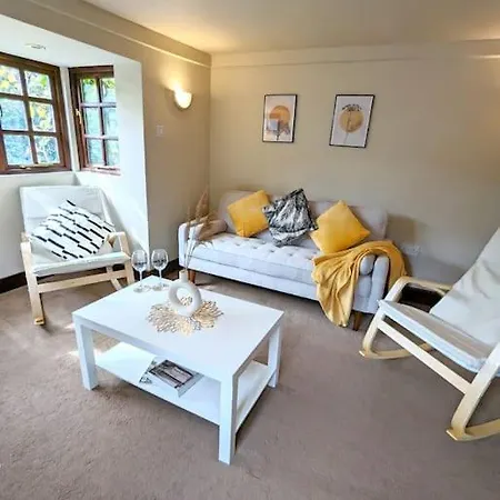 Holiday home 3-bed, Sleeps 7, 1 Bath, Parking, Wifi *