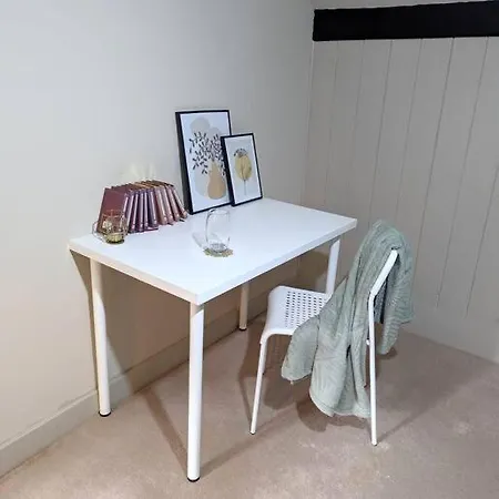3-bed, Sleeps 7, 1 Bath, Parking, Wifi Holiday home *