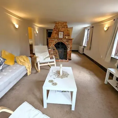 Holiday home 3-bed, Sleeps 7, 1 Bath, Parking, Wifi