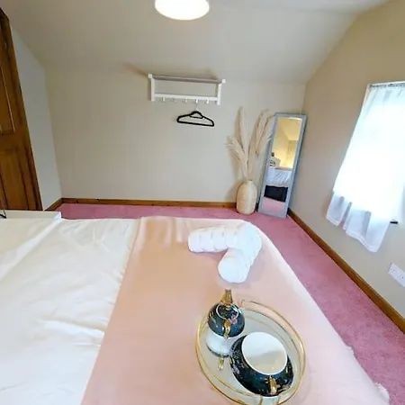 3-bed, Sleeps 7, 1 Bath, Parking, Wifi Shalford (Essex)
