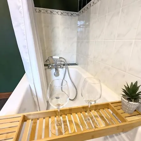 3-bed, Sleeps 7, 1 Bath, Parking, Wifi *