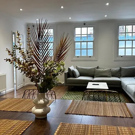 Aldo's 2 Bedroom Townhouse N1 Holiday home *