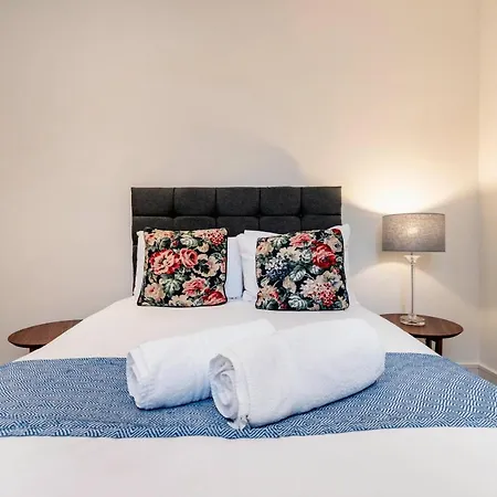 Farm View 2-bedroom Apartment, Vauxhall London