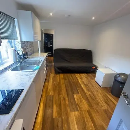 One Bedroom Annex With Private Entrance Apartment Morden (Greater London)