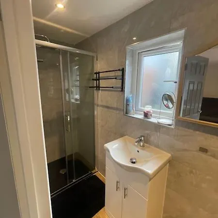 Apartment One Bedroom Annex With Private Entrance *