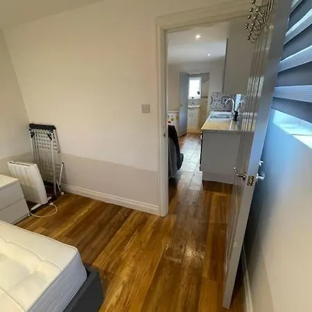 One Bedroom Annex With Private Entrance * Morden (Greater London)