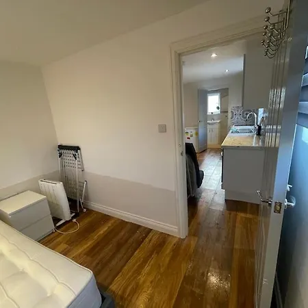 Apartment One Bedroom Annex With Private Entrance