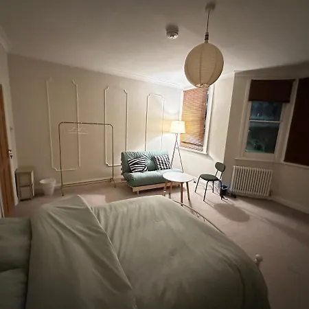 Spacious Near Underground London