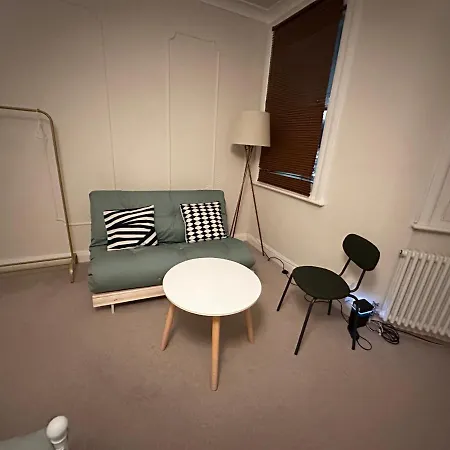 Spacious Near Underground Guest house