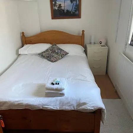 Cozy, Private, Guest Sw London, 30 Mins From Heathrow *