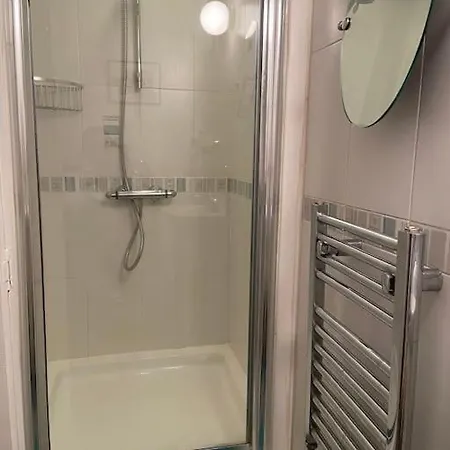 Apartment Cozy, Private, Guest Sw London, 30 Mins From Heathrow