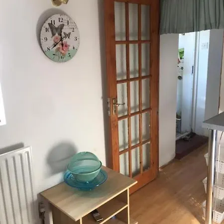 Cozy, Private, Guest Sw London, 30 Mins From Heathrow Apartment