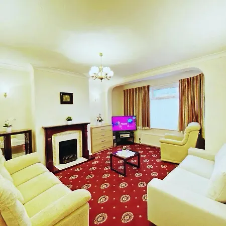 Barking House Sleeps 11 - Parking - Train Tube - Airport *