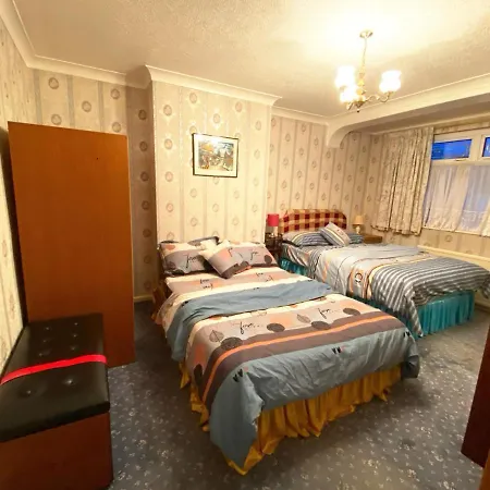 Barking House Sleeps 11 - Parking - Train Tube - Airport