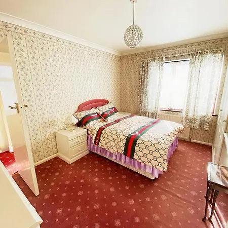 Barking House Sleeps 11 - Parking - Train Tube - Airport