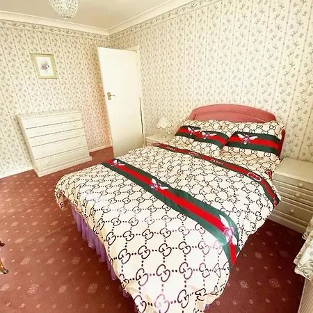 Barking House Sleeps 11 - Parking - Train Tube - Airport London
