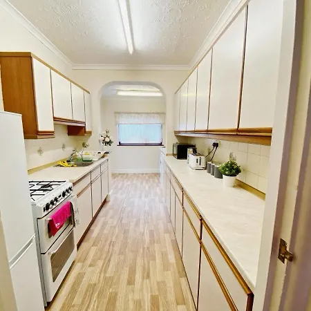Barking House Sleeps 11 - Parking - Train Tube - Airport * London