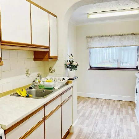 Barking House Sleeps 11 - Parking - Train Tube - Airport