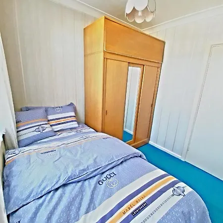 Barking House Sleeps 11 - Parking - Train Tube - Airport * London