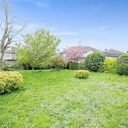 Barking House Sleeps 11 - Parking - Train Tube - Airport *