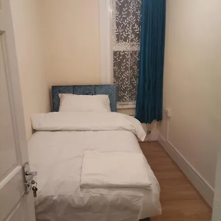 Guest house Single Bedroom Near London Seven Kings Train Station *