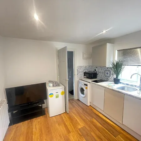 One Bedroom Annex With Private Entrance Apartment *