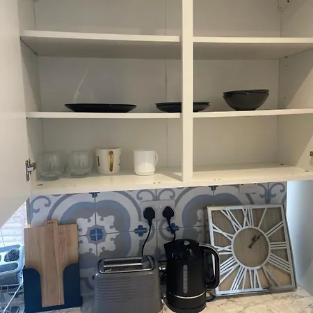 One Bedroom Annex With Private Entrance Apartment Morden (Greater London)