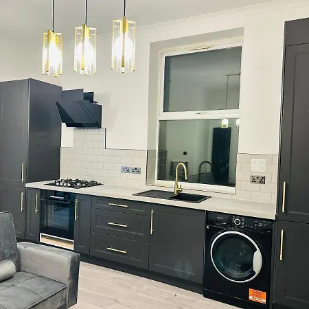 Newly Refurbished 1bedroom 4 Mins Walk To Crystal Palace Station Apartment London