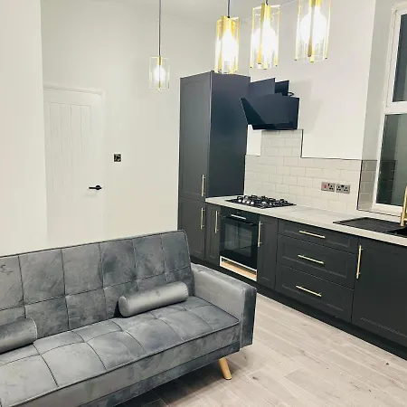 Newly Refurbished 1bedroom 4 Mins Walk To Crystal Palace Station *