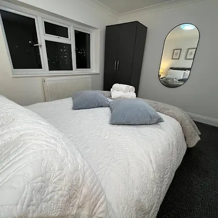 Modern & Stylish Haven In Heart Of