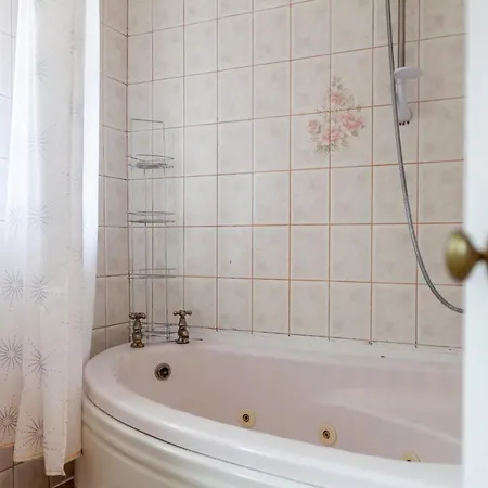Stunning 3 Bed House With Private Garden, Woolwich London