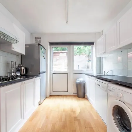 Stunning 3 Bed House With Private Garden, Woolwich Holiday home London