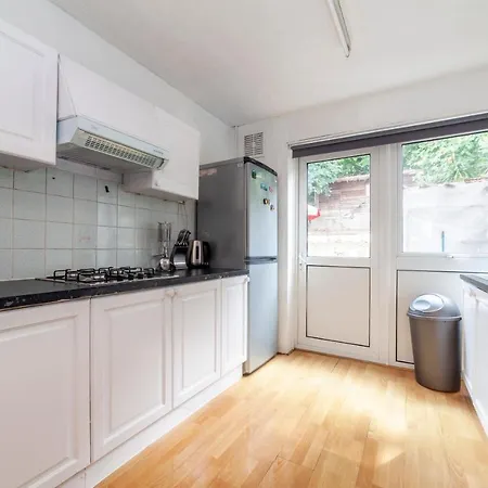 Stunning 3 Bed House With Private Garden, Woolwich London