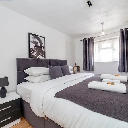 Stunning 3 Bed House With Private Garden, Woolwich