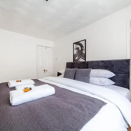 Stunning 3 Bed House With Private Garden, Woolwich Holiday home London