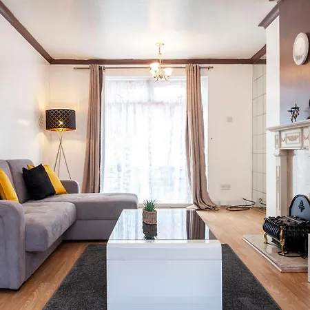 Stunning 3 Bed House With Private Garden, Woolwich Holiday home London