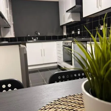 Apartment Stunning 2 Bedroom Duplex In The Heart Of