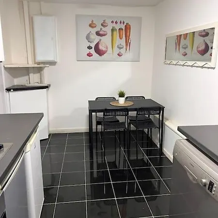 Stunning 2 Bedroom Duplex In The Heart Of Apartment *