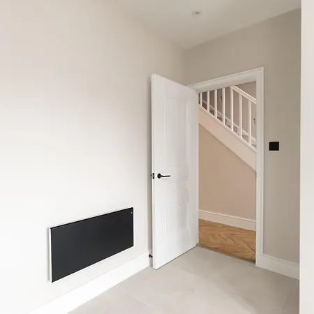 Skyvillion - Cozy Large 4 & 1 Bed In Enfield, Mins To Tube Station, Free Wi-fi *