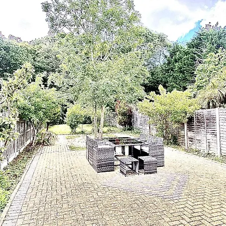 Modern Cozy Oasis: Tony's 3-bedroom Retreat * Catford