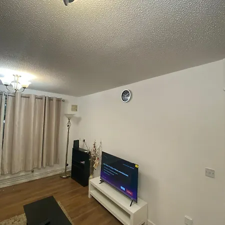 Spacious One Bedroom Flat Close To Heathrow Airport Apartment