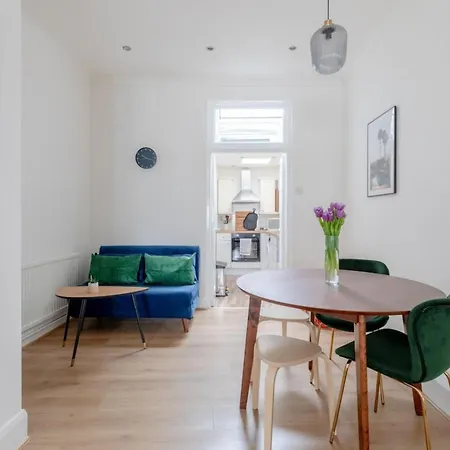 & Charmingly Curated 1bd Wifi Fulham Apartment *