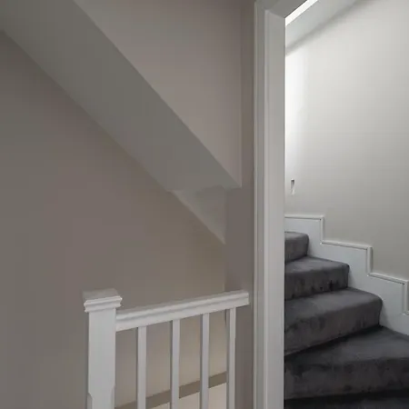 Skyvillion - Cozy Large 4 & 1 Bed In Enfield, Mins To Tube Station, Free Wi-fi Apartment *